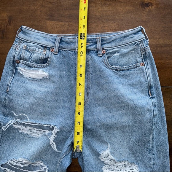 American Eagle Highest Rise Mom Jeans Womens 4 Light Blue Wash Distressed - Picture 12 of 13